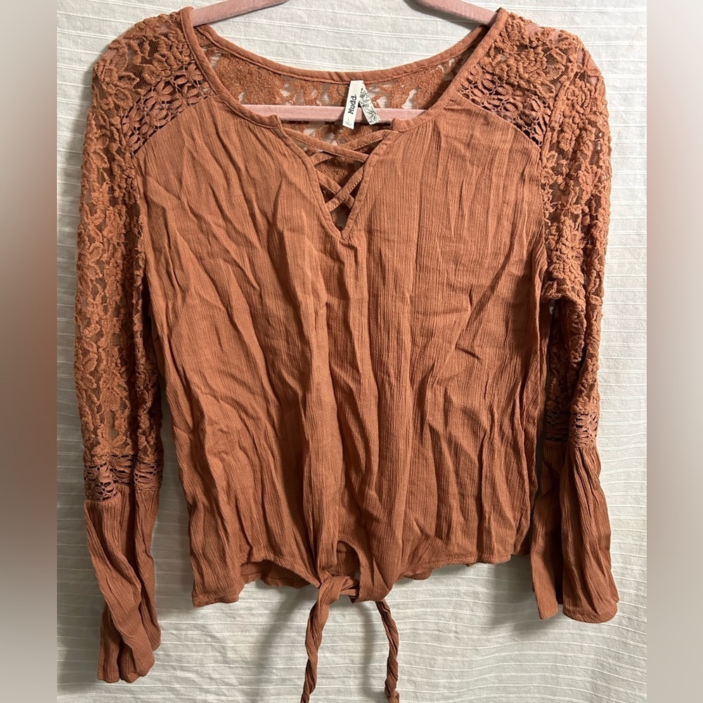 Mudd Brown Lace Shoulder Back Accent Tie Front Blouse Size Large B29